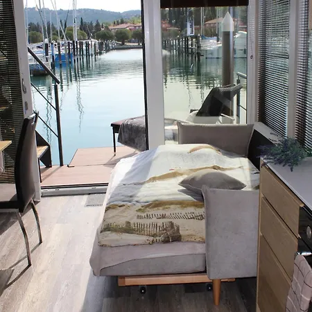 아파트 The Seaborn - Two Bedroom Floating House 포르토로즈