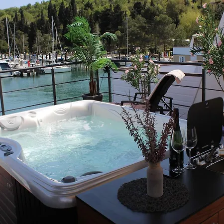 The Seaborn - Two Bedroom Floating House * 포르토로즈