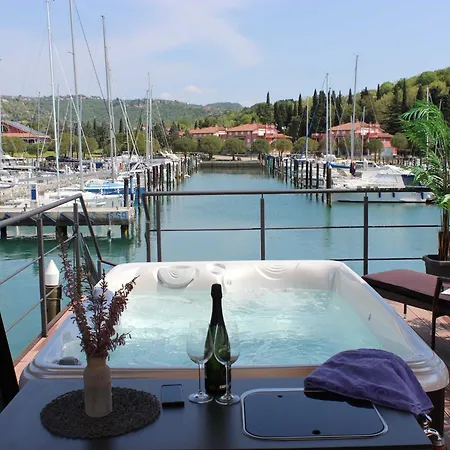 아파트 The Seaborn - Two Bedroom Floating House 포르토로즈