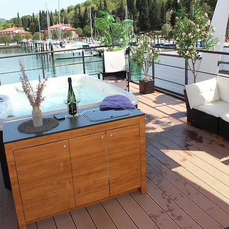 The Seaborn - Two Bedroom Floating House Apartman *