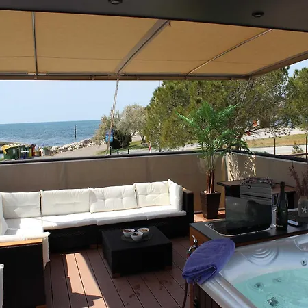 The Seaborn - Two Bedroom Floating House