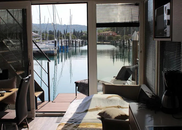 The Seaborn - Two Bedroom Floating House *