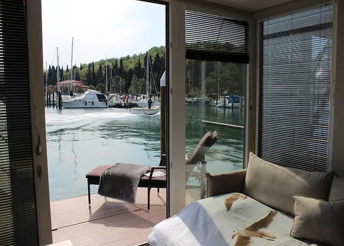 The Seaborn - Two Bedroom Floating House