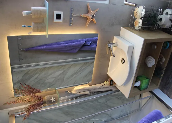 The Seaborn - Two Bedroom Floating House