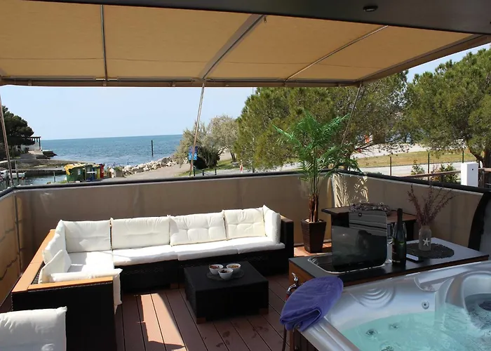 The Seaborn - Two Bedroom Floating House